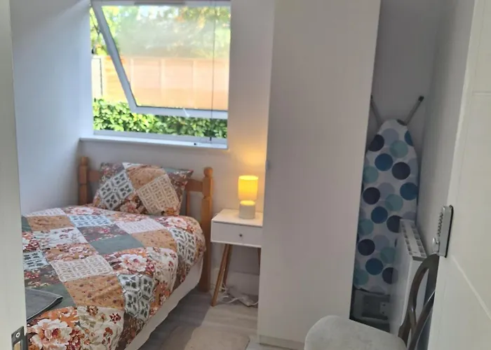 Budget Single Room Only For One Adult - Shared Flat