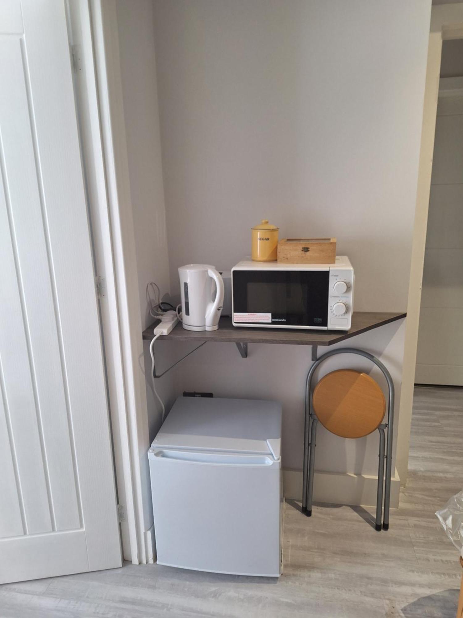 Budget Single Only For One Adult - Shared Flat Apartment *